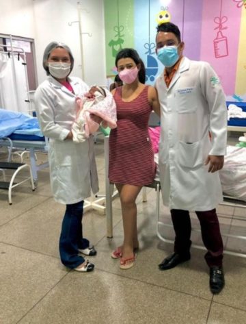A recém-nascida Ayla Sophia Bogéa, de seis dias de vida, nasceu com anticorpos contra a Covid-19 no Maranhão