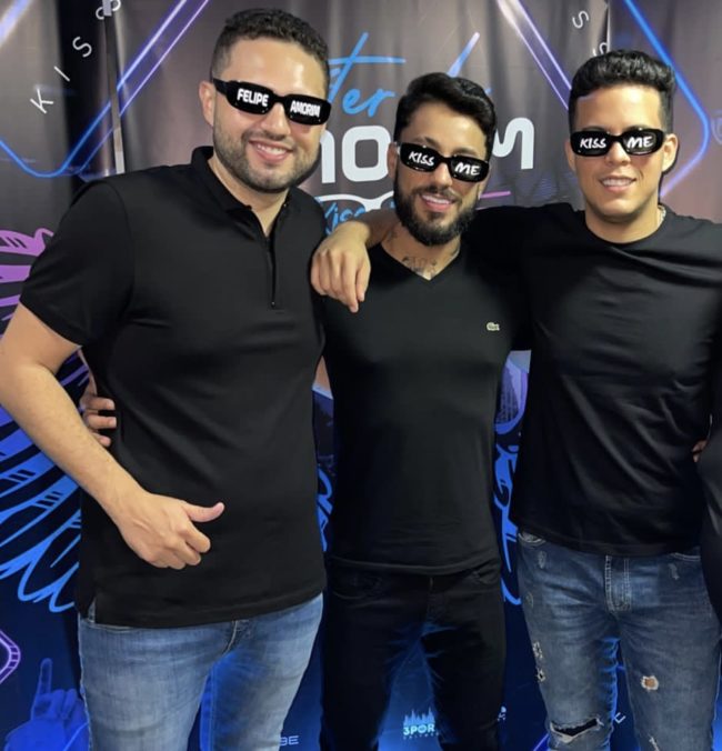 Empresário Kleber Moreira, Kaleb Júnior (produtor da banda) e o cantor Felipe Amorim