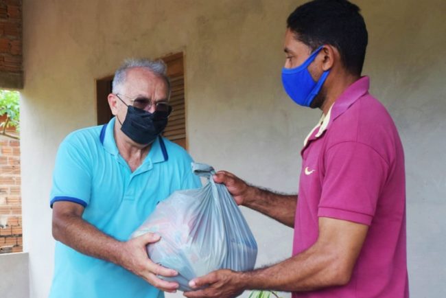Prefeito Rui Filho entrega cesta básica para morador da Zona Rural