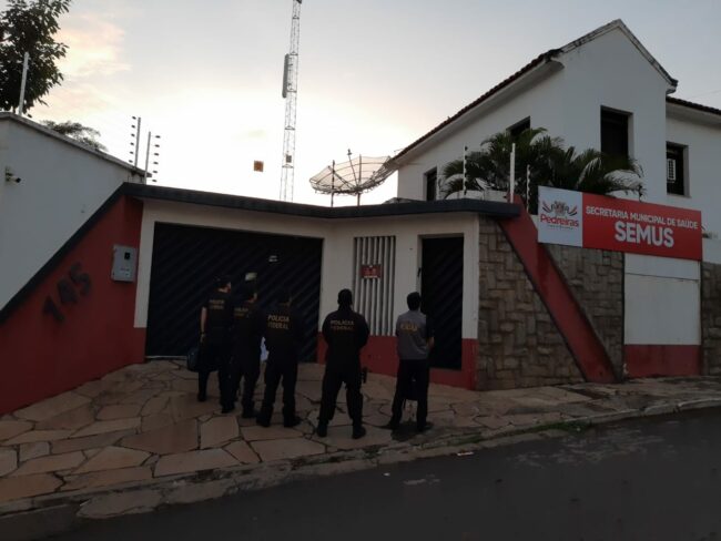 Agentes federais amanheceram na porta da Secretaria Municipal de Saúde de Pedreiras-MA