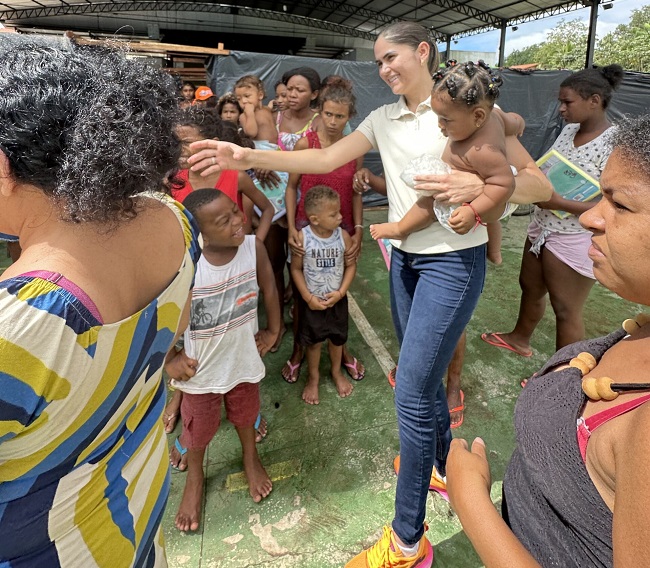 Influenciadora digital Gabriela Cazimiro com mães e crianças vítimas de enchentes no município de Bacabal-MA