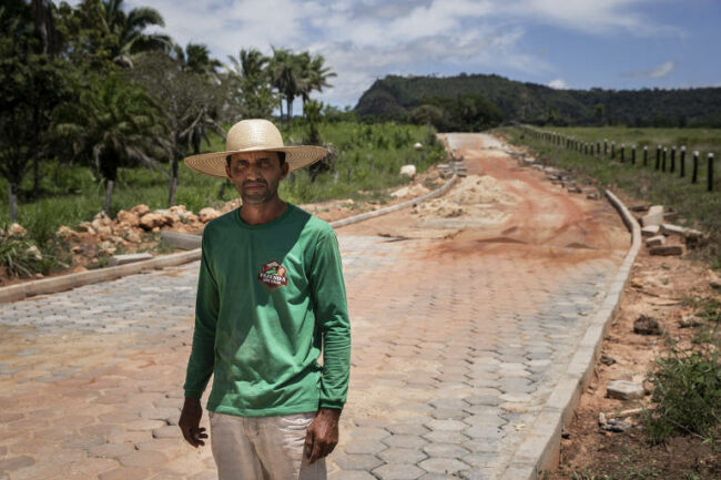 O vaqueiro Ronilson Rodrigues de Sá, 42 anos, em trecho inacabo em estrada de Sítio Novo do Tocantis (TO); a obra tem verbas de emendas parlamentares e é tocada pela Codevasf