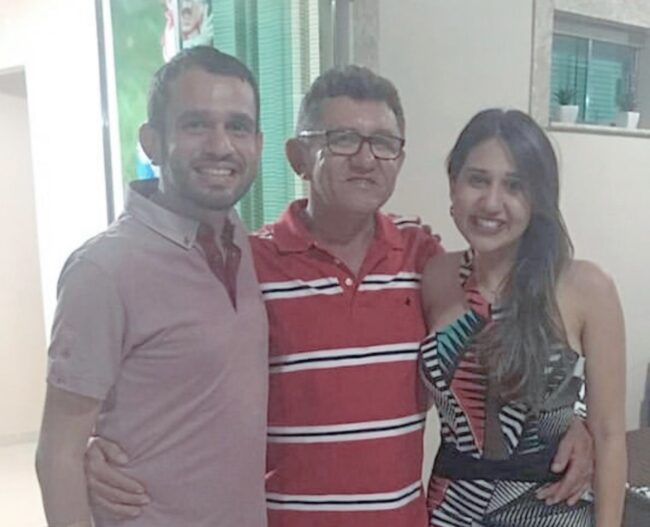 Prefeito Fernando Pessoa ao lado do pai Miguel e da irmã Bruna