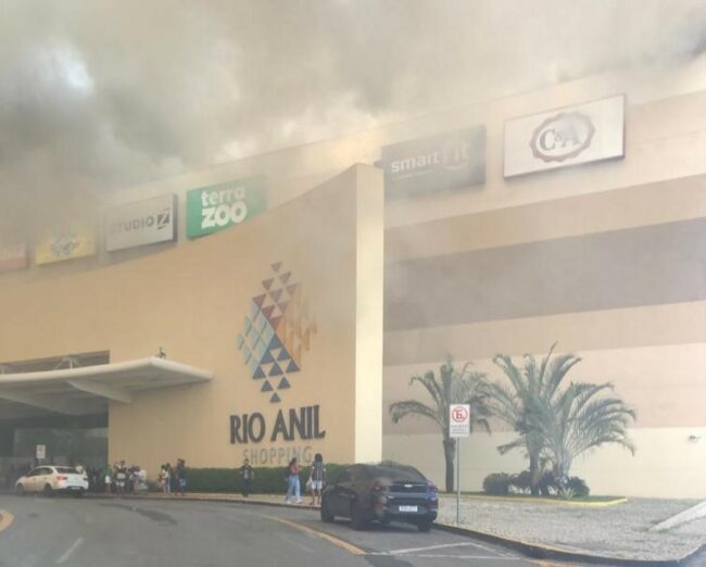 Rio Anil Shopping em chamas