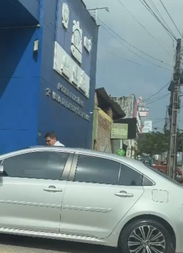 Advogado Carlos Luna saindo do CIAPIS de tornozeleira eletrônica