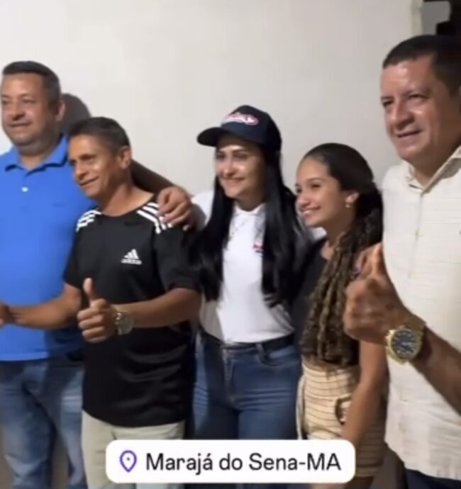 Nenê Machado (de azul) com os seus apoiadores e seu irmão prefeito Adaílson Machado (à direita)